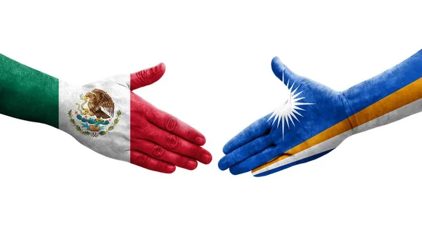 Uścisk Dłoni Między Wyspami Marshalla Flagami Meksyku Namalowanymi Rękach Odizolowany — Zdjęcie stockowe