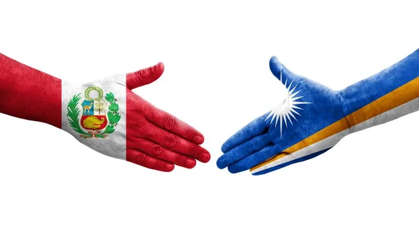 Händedruck Zwischen Marshallinseln Und Peru Flaggen Auf Hände Gemalt Isoliertes — Stockfoto