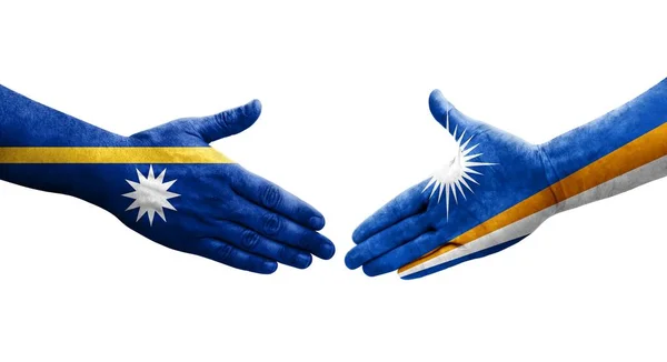 Händedruck Zwischen Marshallinseln Und Nauru Flaggen Auf Hände Gemalt Isoliertes — Stockfoto
