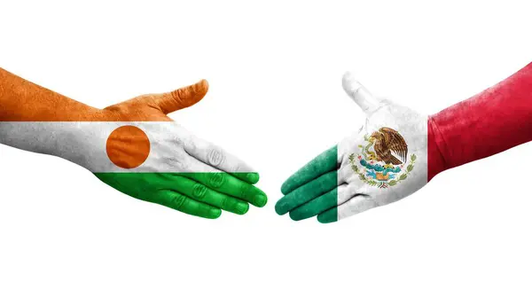 メキシコとニジェールの旗の間の握手手で描かれ 孤立した透明なイメージ — ストック写真