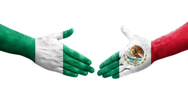 手に描かれたメキシコとナイジェリアの旗の間の握手 孤立した透明なイメージ — ストック写真