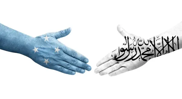 手に描かれたミクロネシア連邦とアフガニスタンの旗の間の握手 隔離された透明なイメージ — ストック写真