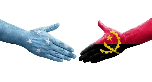 Handdruk Tussen Micronesia Angola Vlaggen Geschilderd Handen Geïsoleerd Transparant Beeld — Stockfoto