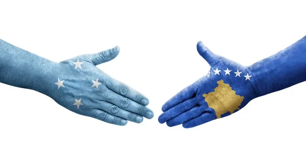 Handslag Mellan Mikronesien Och Kosovo Flaggor Målade Händer Isolerad Transparent — Stockfoto