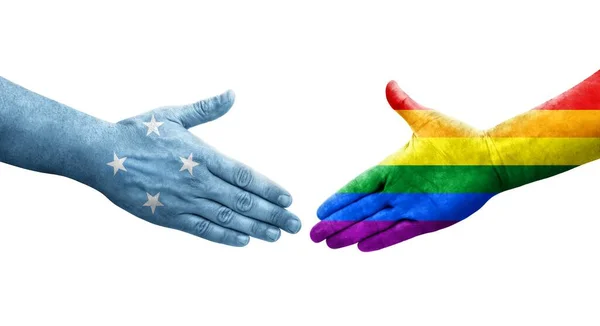 手描きのミクロネシア連邦とLgbtの旗の間の握手 隔離された透明画像 — ストック写真