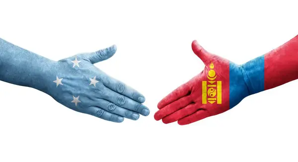 Рукостискання Між Мікронезією Монгольськими Прапорами Намальоване Руках Ізольоване Прозоре Зображення — стокове фото
