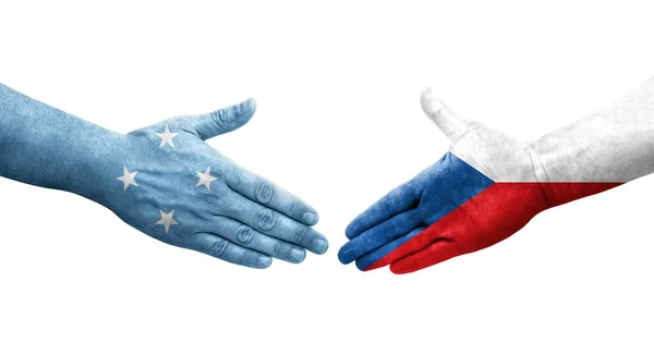 Рукостискання Між Мікронезією Чеським Прапором Намальоване Руках Ізольоване Прозоре Зображення — стокове фото