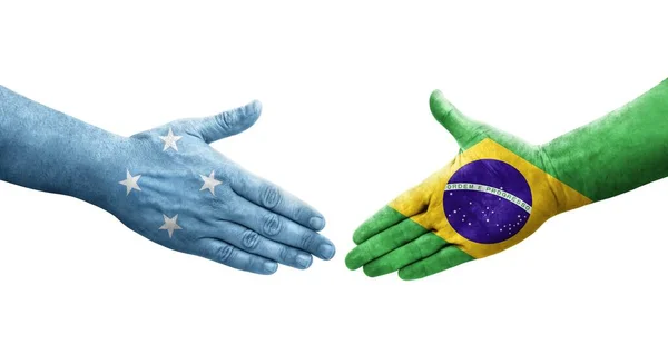 Handdruk Tussen Micronesia Brazilië Vlaggen Geschilderd Handen Geïsoleerd Transparant Beeld — Stockfoto