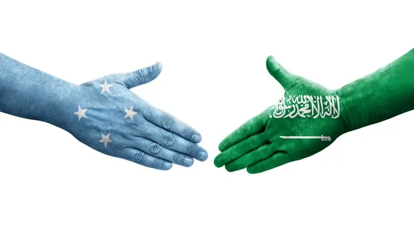 Handdruk Tussen Micronesië Saoedi Arabië Vlaggen Geschilderd Handen Geïsoleerd Transparant — Stockfoto