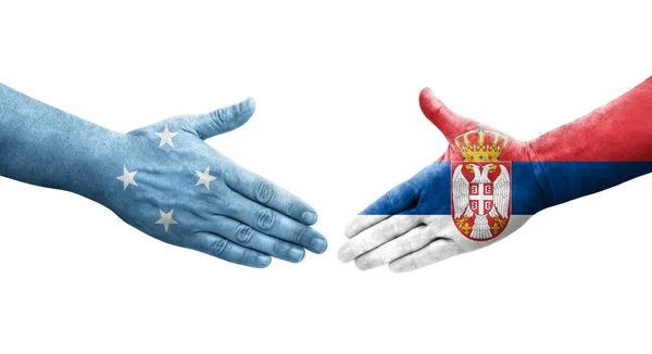 Рукостискання Між Мікронезією Сербськими Прапорами Намальоване Руках Ізольоване Прозоре Зображення — стокове фото
