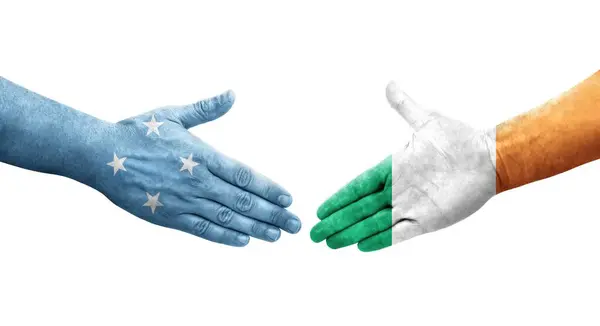 Handslag Mellan Mikronesien Och Irland Flaggor Målade Händer Isolerad Transparent — Stockfoto