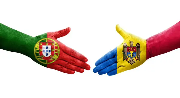 Uścisk Dłoni Między Mołdawią Portugalią Flagi Malowane Rękach Odizolowany Przezroczysty — Zdjęcie stockowe