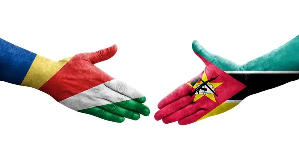 Stretta Mano Tra Mozambico Seychelles Bandiere Dipinte Mani Isolata Immagine — Foto Stock