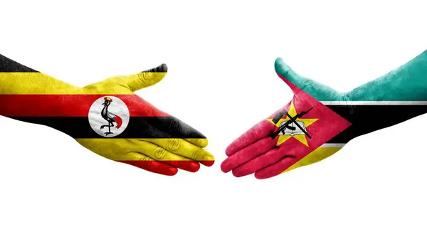 Stretta Mano Tra Mozambico Uganda Bandiere Dipinte Mani Immagine Isolata — Foto Stock
