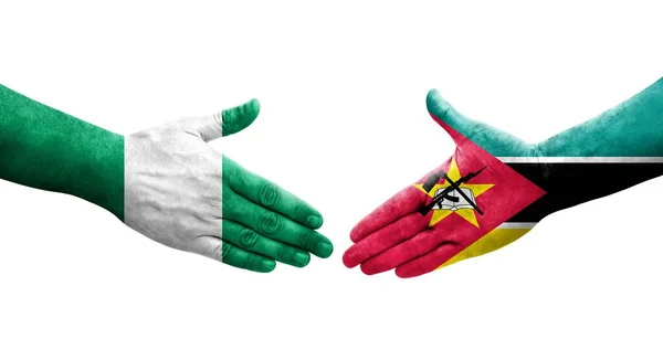 Handdruk Tussen Mozambique Nigeria Vlaggen Geschilderd Handen Geïsoleerd Transparant Beeld — Stockfoto
