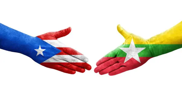 Händedruck Zwischen Myanmar Und Puerto Rico Flaggen Auf Händen Gemalt — Stockfoto
