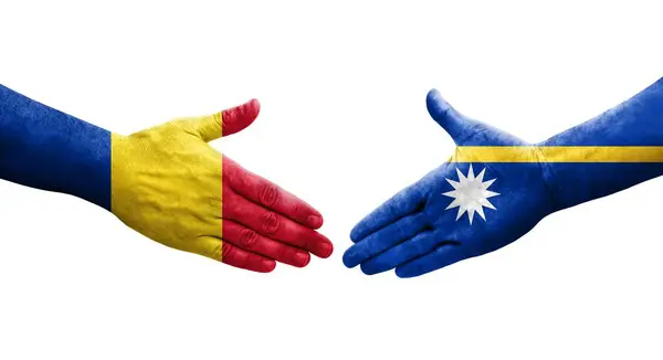 Ellerinde Nauru Romanya Bayrakları Arasında Sıkışma Izole Şeffaf Görüntü — Stok fotoğraf