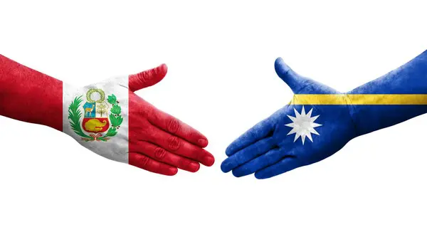 Χειραψία Μεταξύ Ναούρου Και Περού Σημαίες Ζωγραφισμένα Στα Χέρια Απομονωμένη — Φωτογραφία Αρχείου