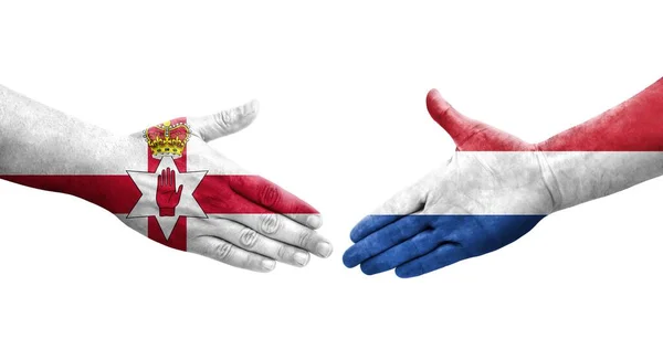 Händedruck Zwischen Niederländischen Und Nordirischen Flaggen Auf Hände Gemalt Isoliertes — Stockfoto