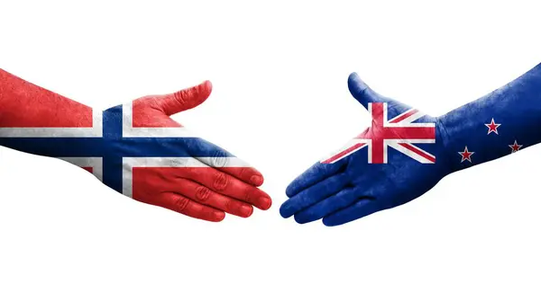 Handslag Mellan Nya Zeeland Och Norge Flaggor Målade Händer Isolerad — Stockfoto