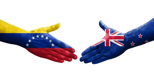 新西兰和委内瑞拉之间握手 手绘国旗 孤立透明的图像 — 图库照片