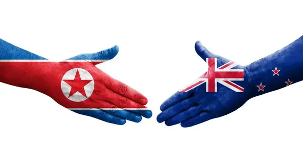 Händedruck Zwischen Neuseeländischen Und Nordkoreanischen Flaggen Auf Hände Gemalt Isoliertes — Stockfoto