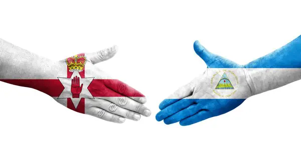Kézfogás Nicaragua Észak Írország Zászlók Festett Kézen Elszigetelt Átlátszó Kép — Stock Fotó