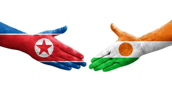 Aperto Mão Entre Níger Coreia Norte Bandeiras Pintadas Mãos Imagem — Fotografia de Stock