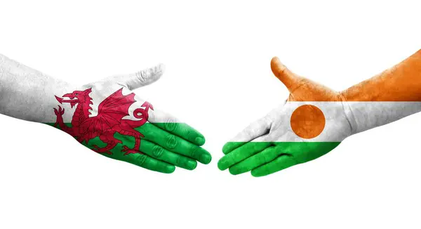 Handdruk Tussen Niger Wales Vlaggen Geschilderd Handen Geïsoleerd Transparant Beeld — Stockfoto