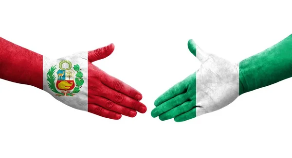 Händedruck Zwischen Nigerianischen Und Peruanischen Flaggen Auf Hände Gemalt Isoliertes — Stockfoto