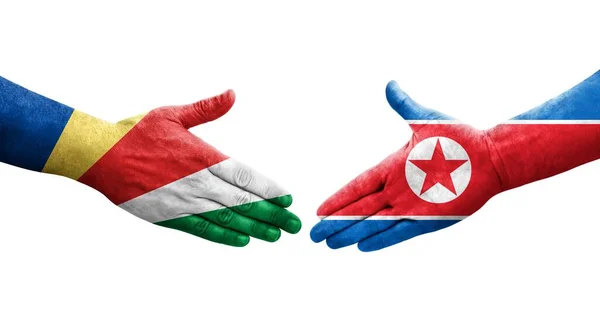 Handslag Mellan Nordkorea Och Seychellerna Flaggor Målade Händer Isolerad Transparent — Stockfoto