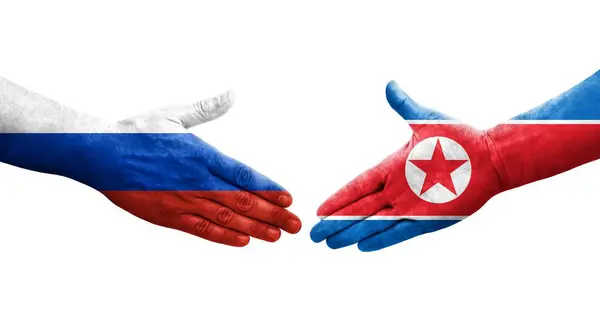 手に描かれた北朝鮮とロシアの旗の間の握手 隔離された透明なイメージ — ストック写真