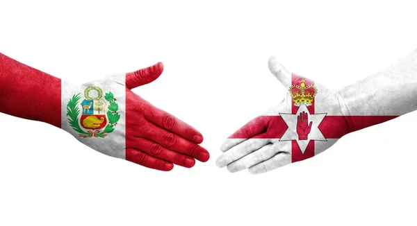 Handslag Mellan Nordirland Och Peru Flaggor Målade Händer Isolerad Transparent — Stockfoto