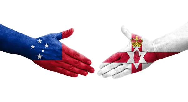 Händedruck Zwischen Nordirland Und Samoa Flaggen Auf Hände Gemalt Isoliertes — Stockfoto