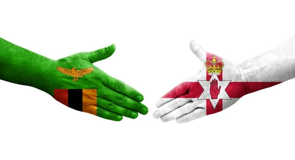 Handslag Mellan Nordirland Och Zambia Flaggor Målade Händer Isolerad Transparent — Stockfoto