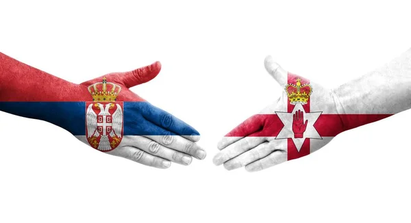 Χειραψία Μεταξύ Βόρειας Ιρλανδίας Και Σερβίας Σημαίες Ζωγραφισμένες Χέρια Απομονωμένη — Φωτογραφία Αρχείου