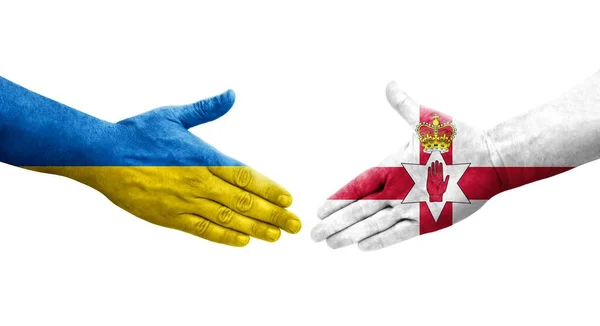 Handshake Entre Irlanda Norte Ucrânia Bandeiras Pintadas Mãos Imagem Transparente — Fotografia de Stock