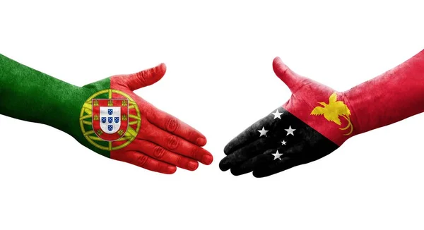 Рукопожатие Между Флагом Папуа Новой Гвинеи Португалии Нарисованное Руках Изолированное — стоковое фото