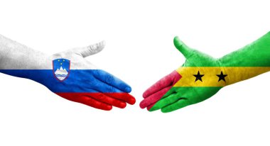 Ellerinde Sao Tome ile Principe ve Slovenya bayrakları arasında el sıkışma, izole şeffaf görüntü.