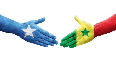 Senegal ve Somali bayrakları arasındaki el sıkışma ellerinde resmedilmiş şeffaf görüntü.