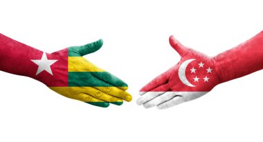 Singapur ve Togo bayrakları arasındaki el sıkışma ellere boyanmış, izole şeffaf görüntü.