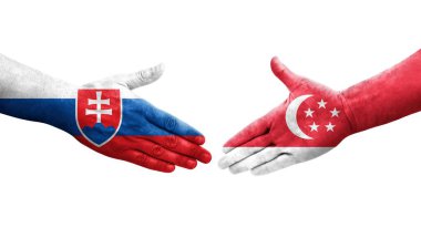 Singapur ve Slovakya bayrakları arasındaki el sıkışma ellerinde boyanmış, izole şeffaf görüntü.