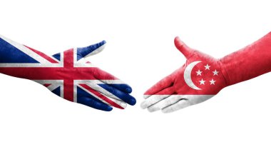 Singapur ve Birleşik Krallık bayrakları arasındaki el sıkışma ellerinde boyanmış, izole şeffaf görüntü.