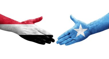 Somali ve Yemen bayrakları arasındaki el sıkışma ellerinde resmedilmiş şeffaf görüntü.