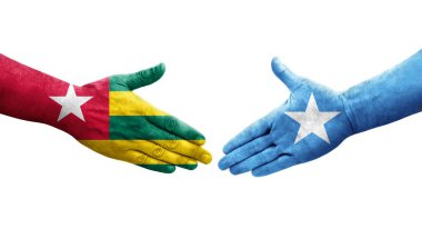 Ellere boyanmış Somali ve Togo bayrakları arasındaki el sıkışma, izole edilmiş şeffaf görüntü.