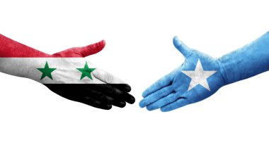Ellere boyanmış Somali ve Suriye bayrakları arasındaki el sıkışma, izole edilmiş şeffaf görüntü.
