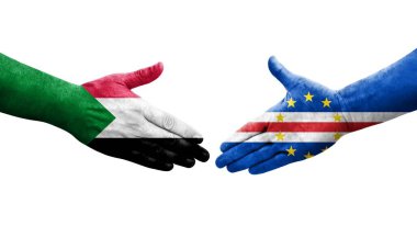 Sudan ve Cape Verde bayrakları arasındaki tokalaşma elleri boyalı, izole şeffaf görüntü.