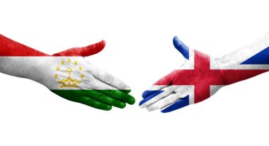 Tacikistan ve Büyük Britanya bayrakları arasındaki tokalaşma elleri boyalı, izole şeffaf görüntü.