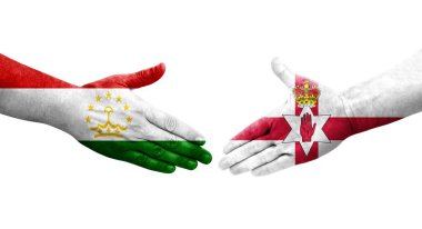 Tacikistan ve Kuzey İrlanda bayrakları arasındaki el sıkışma, izole şeffaf görüntü.