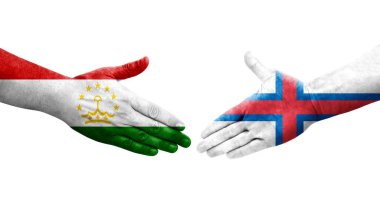 Tacikistan ve Faroe Adaları arasındaki el sıkışma ellerinde boyanmış bayraklar, izole şeffaf görüntü.